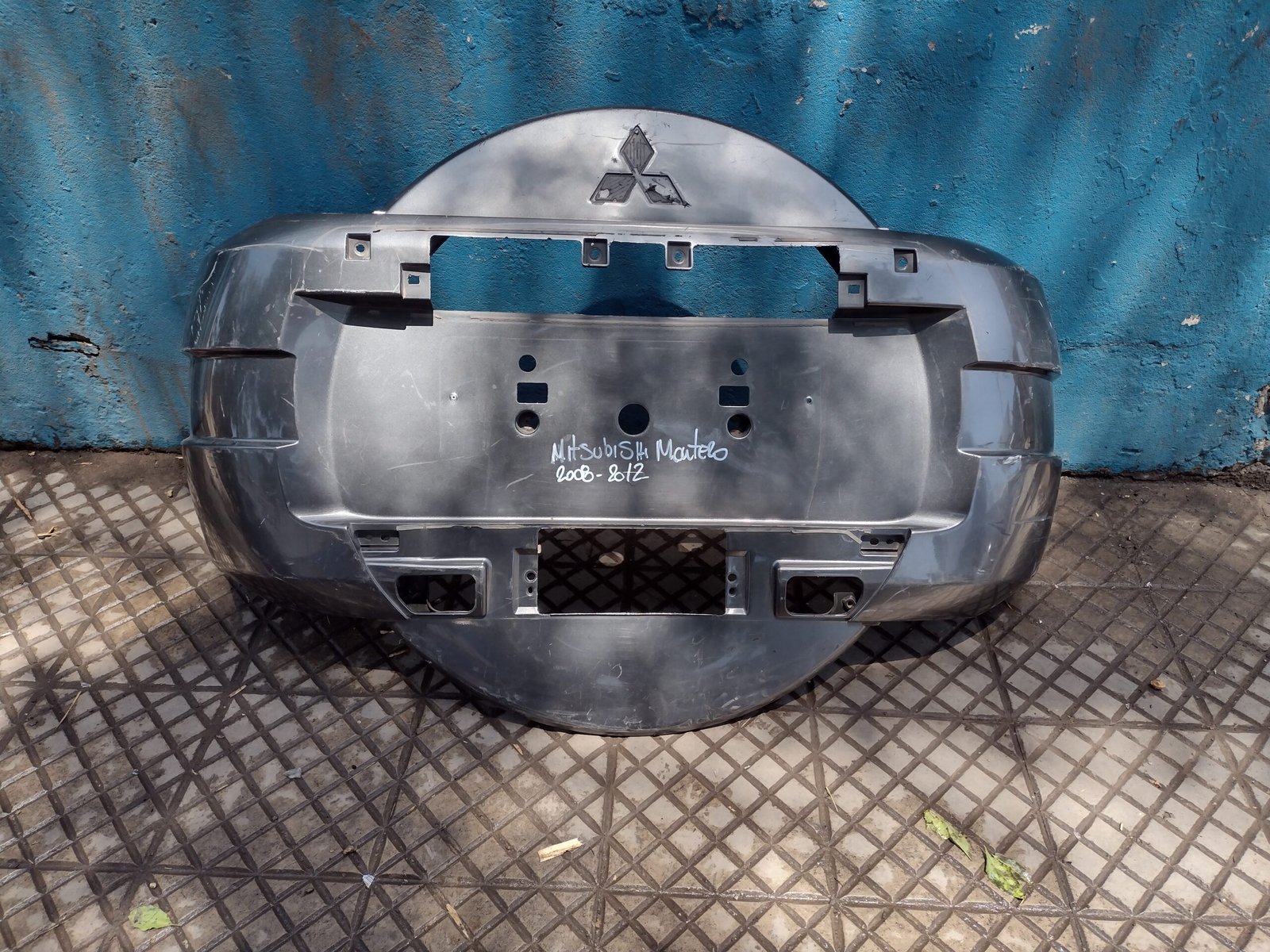 Cubre rueda de repuesto mitsubishi montero 2008 - 2012
