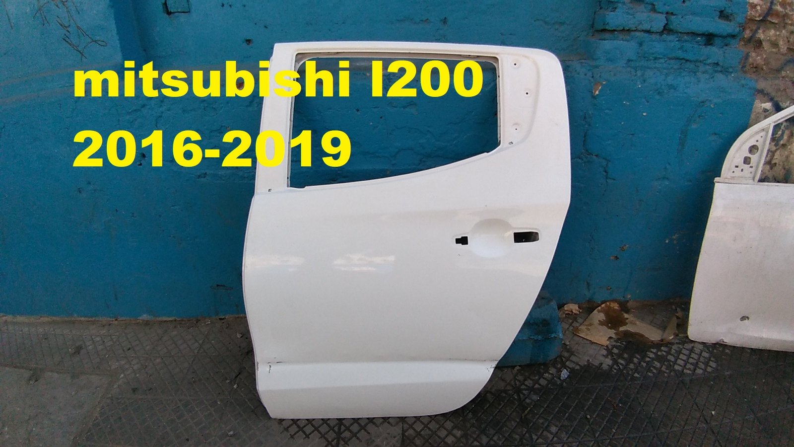 Puerta trasera izquierda mitsubishi l200 2016 - 2019
