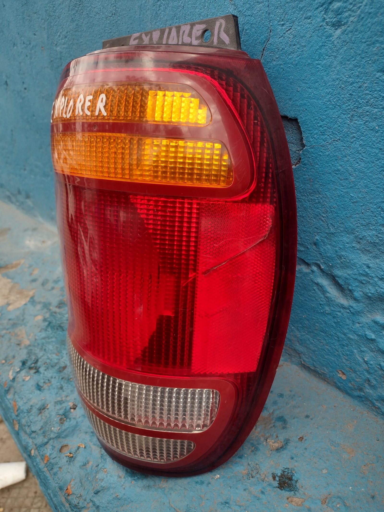 Foco trasero derecho ford explorer 1998 - 2001 - Imagen 4