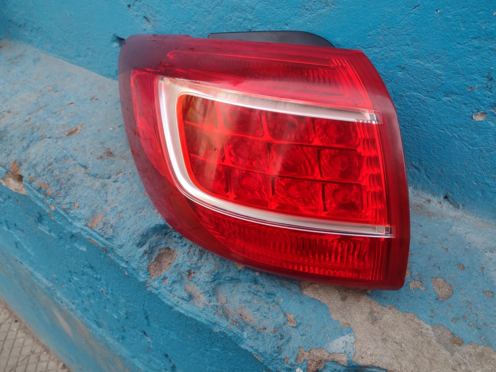 Foco trasero izquierdo Kia Sportage 2011 - 2014 - Imagen 2