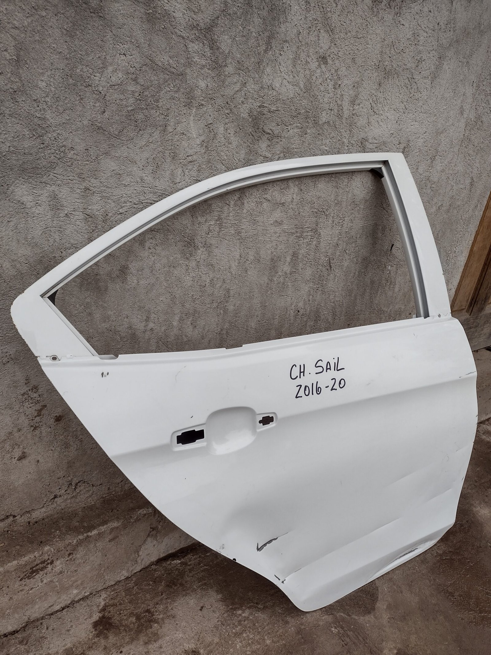 Puerta trasera derecha chevrolet sail 2017 - 2021 - Imagen 4