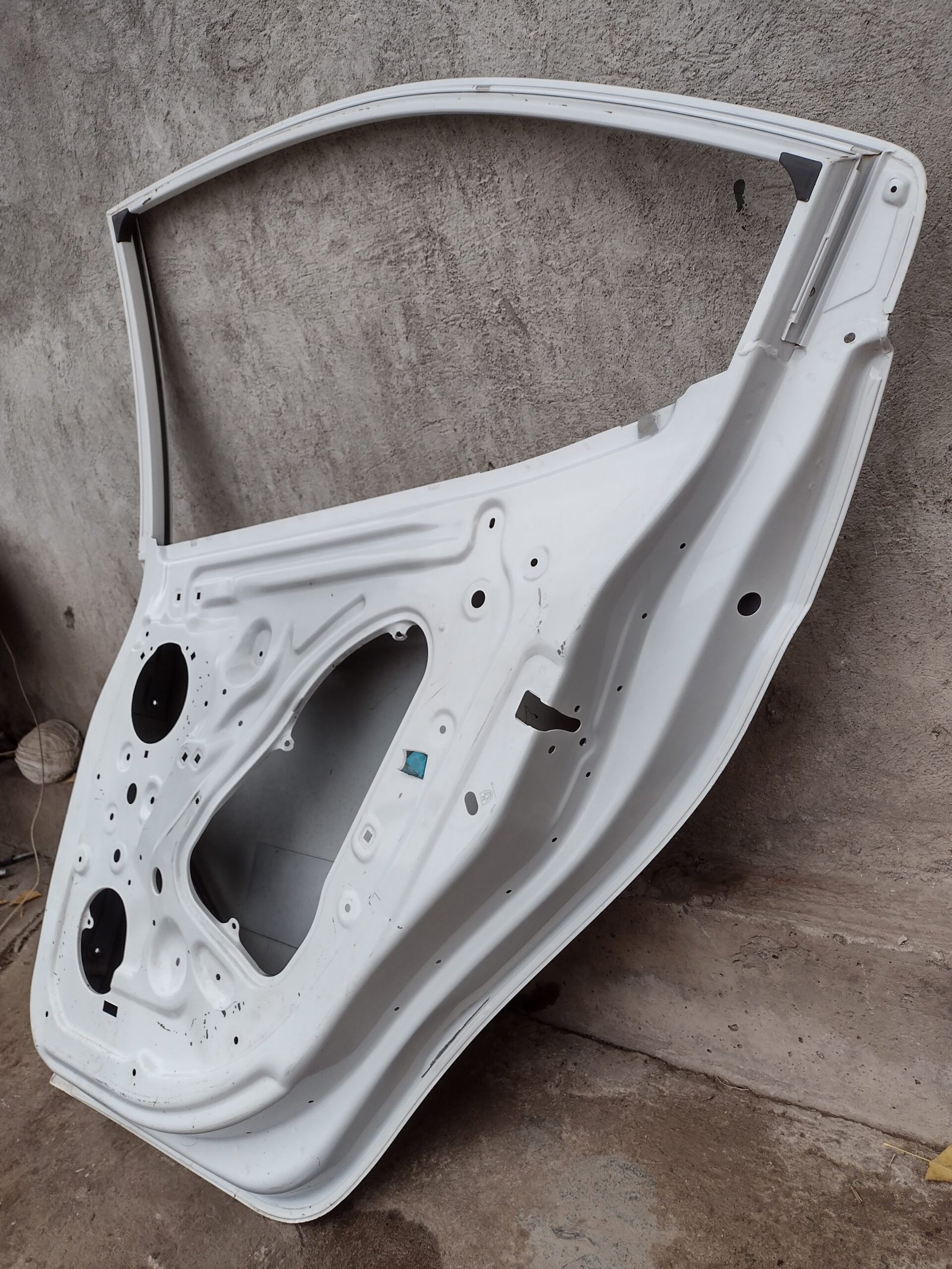 Puerta trasera derecha chevrolet sail 2017 - 2021 - Imagen 7