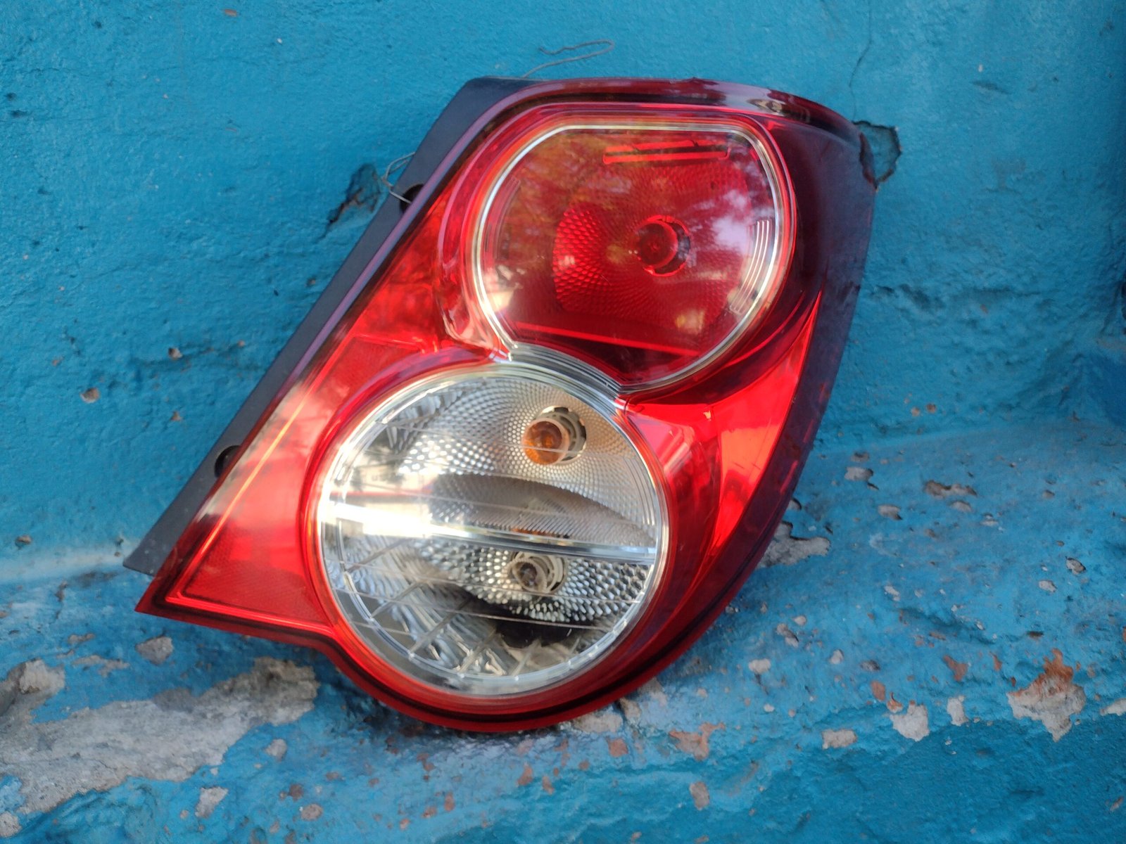 Foco trasero derecho Chevrolet Sonic 2012 - 2016