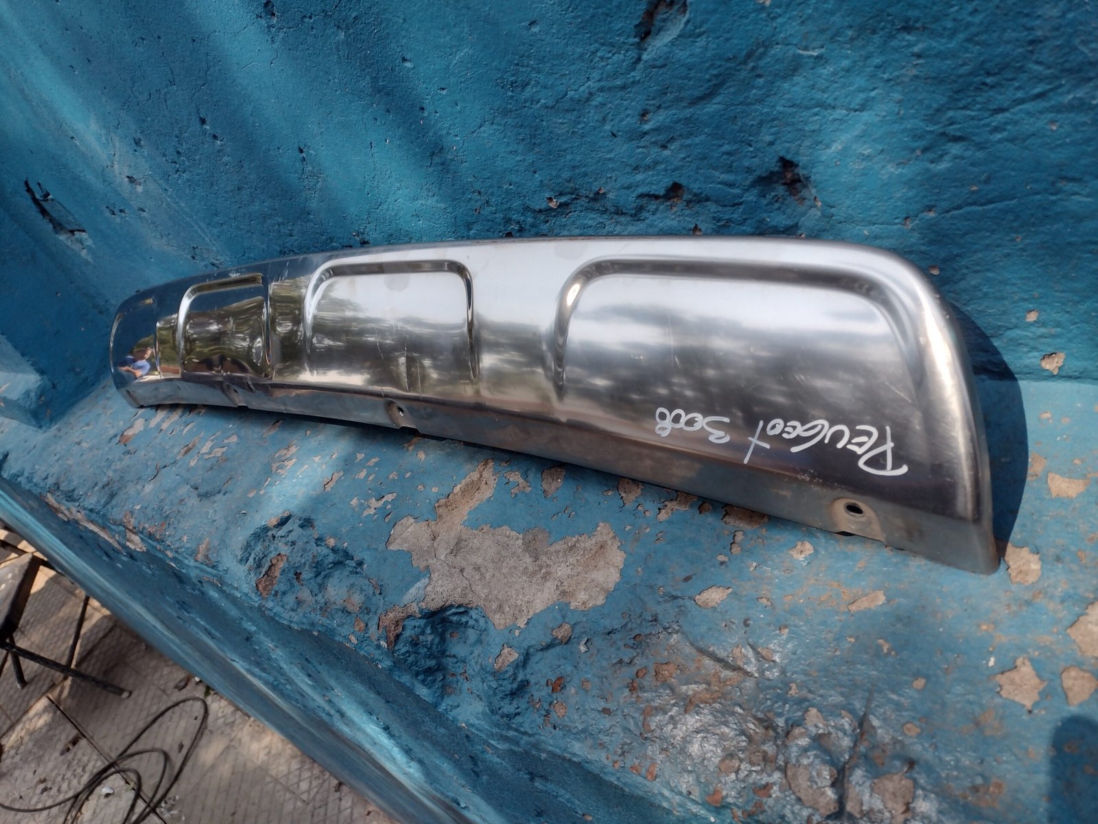 Moldura de parachoque trasero Peugeot 3008 2009 - 2015 - Imagen 4