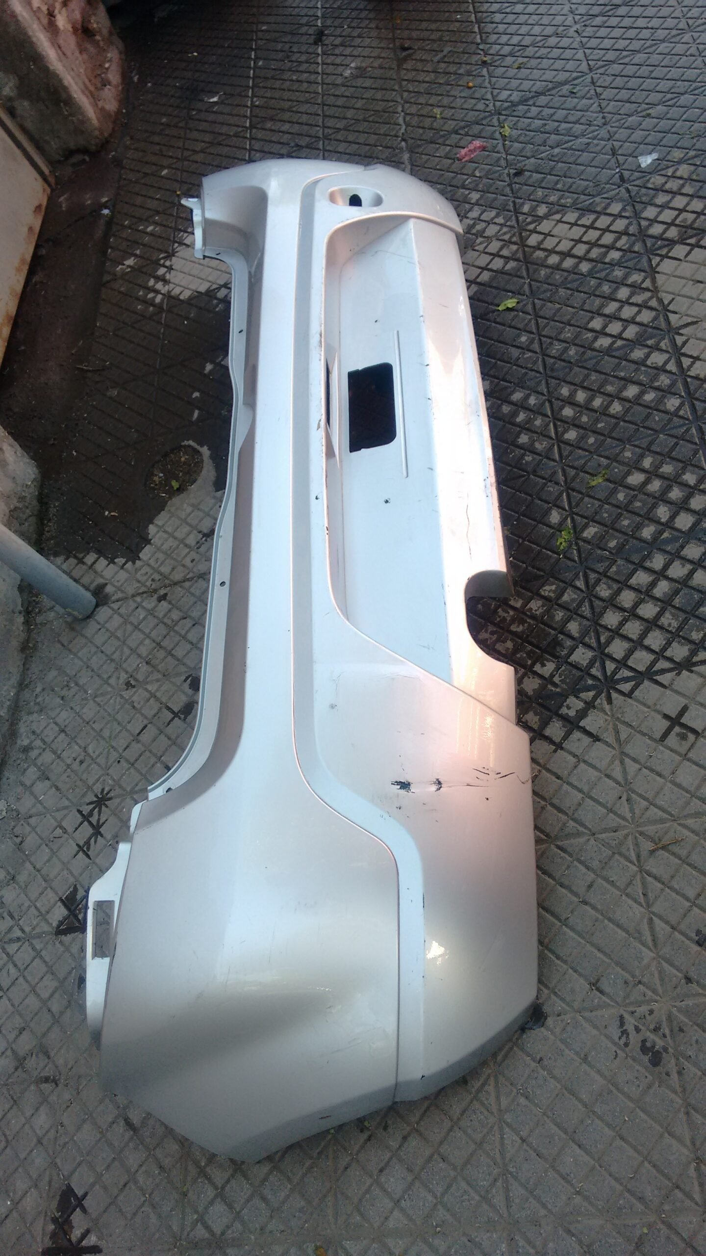 Parachoque trasero renault sandero 2008 - 2011 - Imagen 2