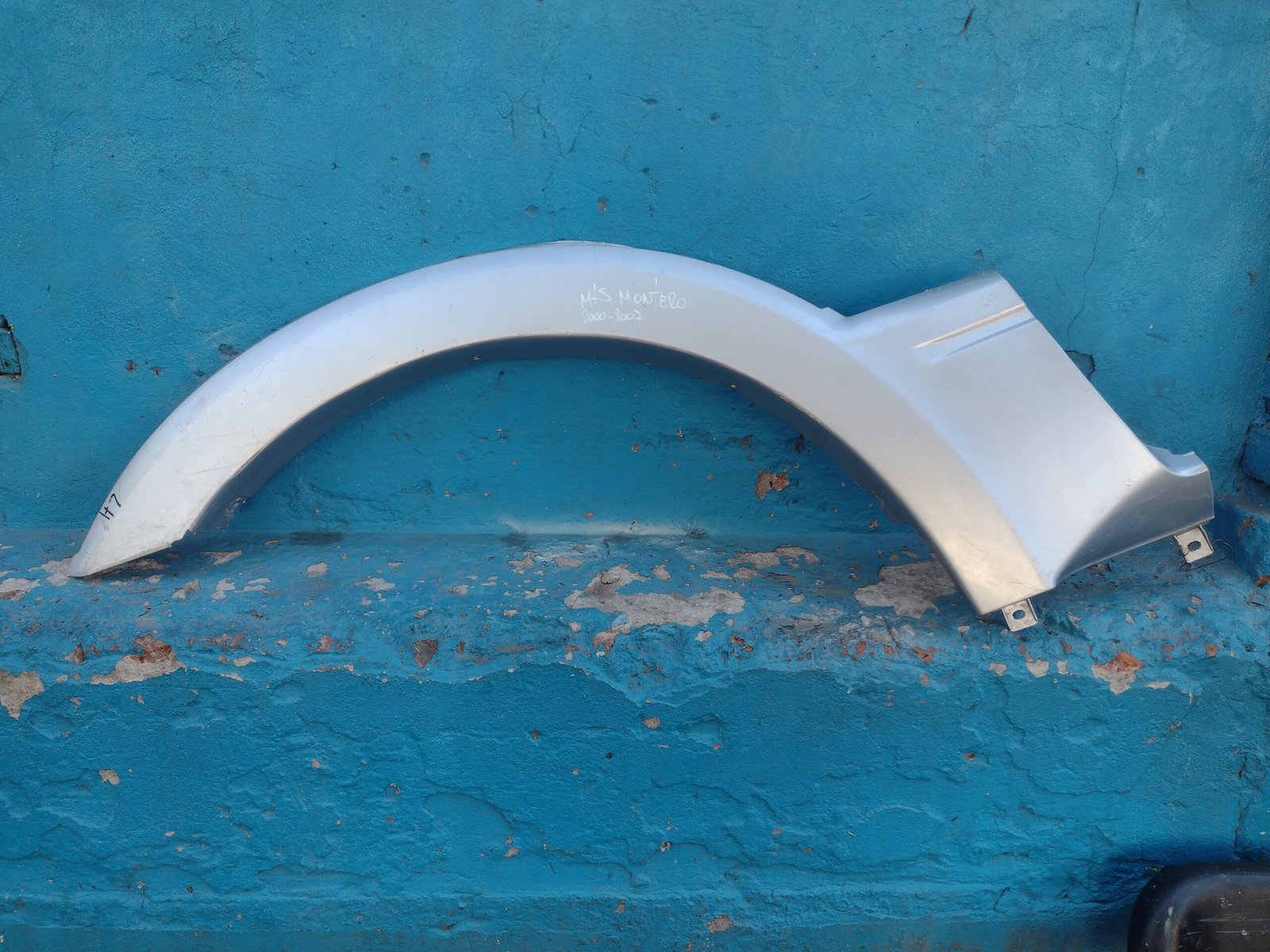 Moldura delantero izquierdo Mitsubishi Montero 2000 - 2007