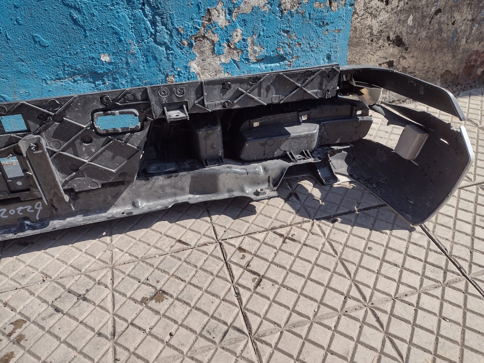 Parachoque trasero Maxus t60 2017 - 2022 - Imagen 8