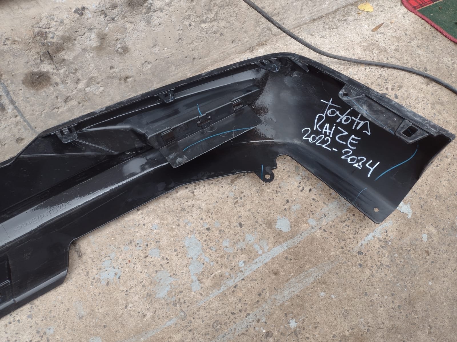 Mataperro trasero Toyota raize 2022 - 2024 - Imagen 4