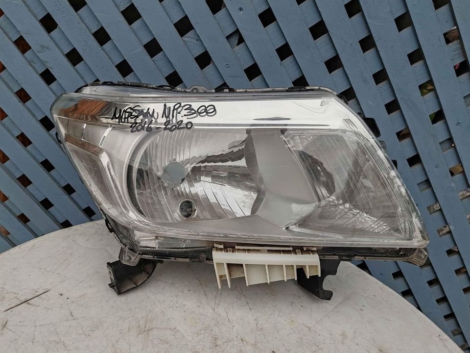Óptico derecho Nissan np300 2016 - 2020