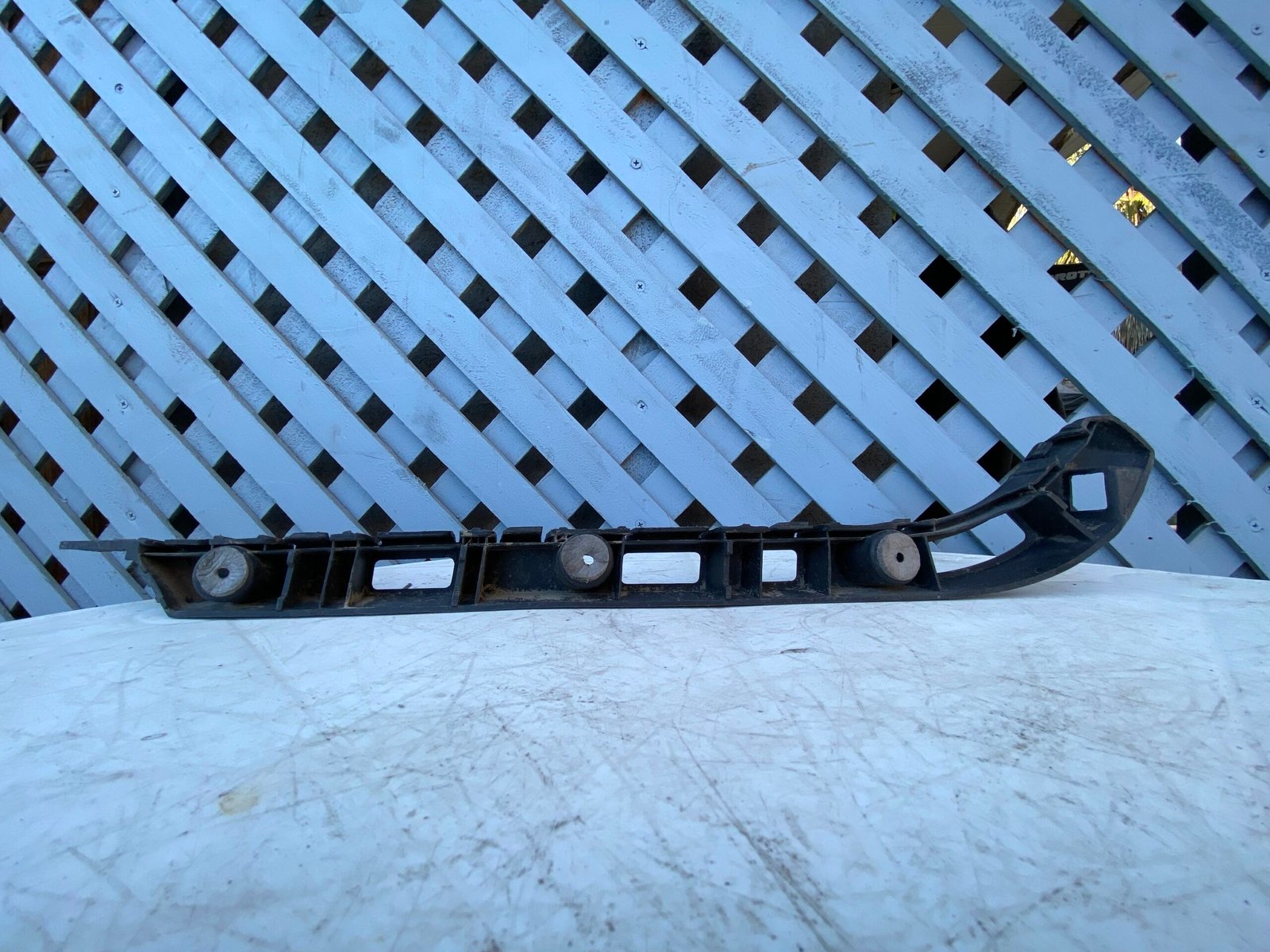 Mensula trasera derecha Chevrolet Cruze 2010 - 2015 - Imagen 2
