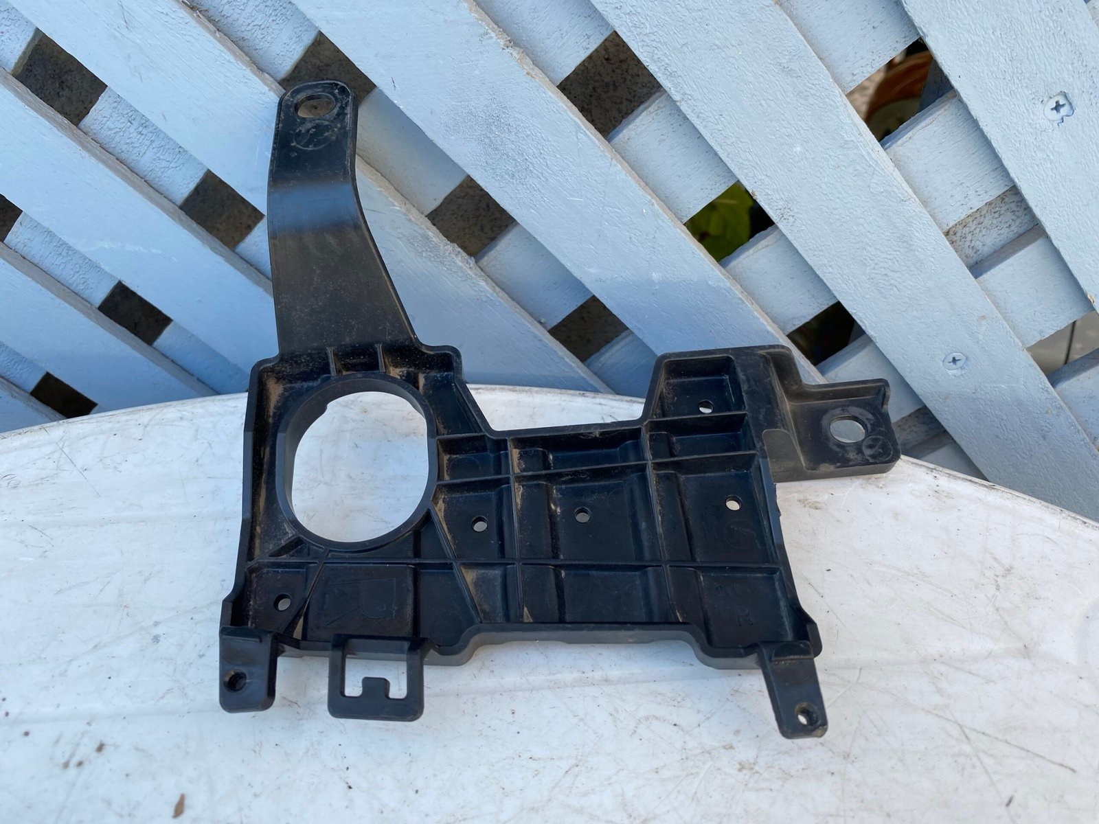 Soporte derecho de máscara Nissan Sentra 2016 - 2020