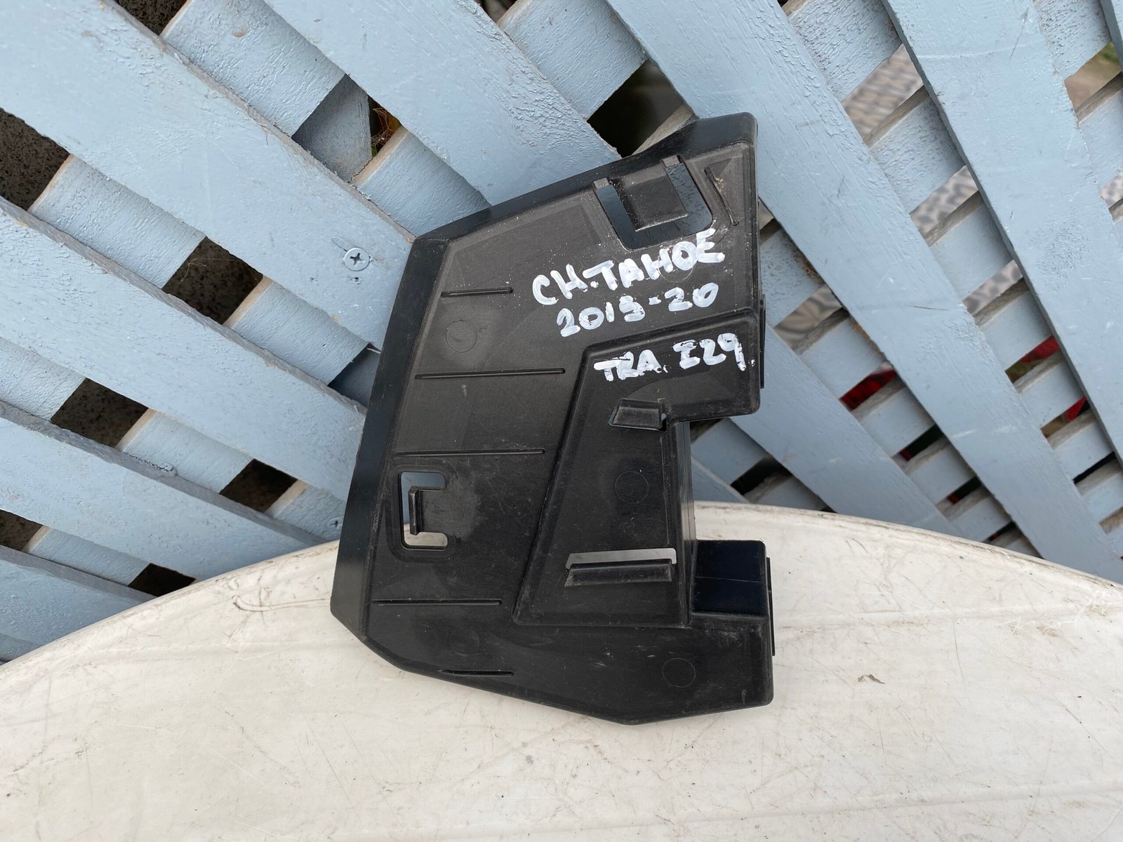 Soporte de luz trasera izquierda Chevrolet Tahoe 2015 - 2020