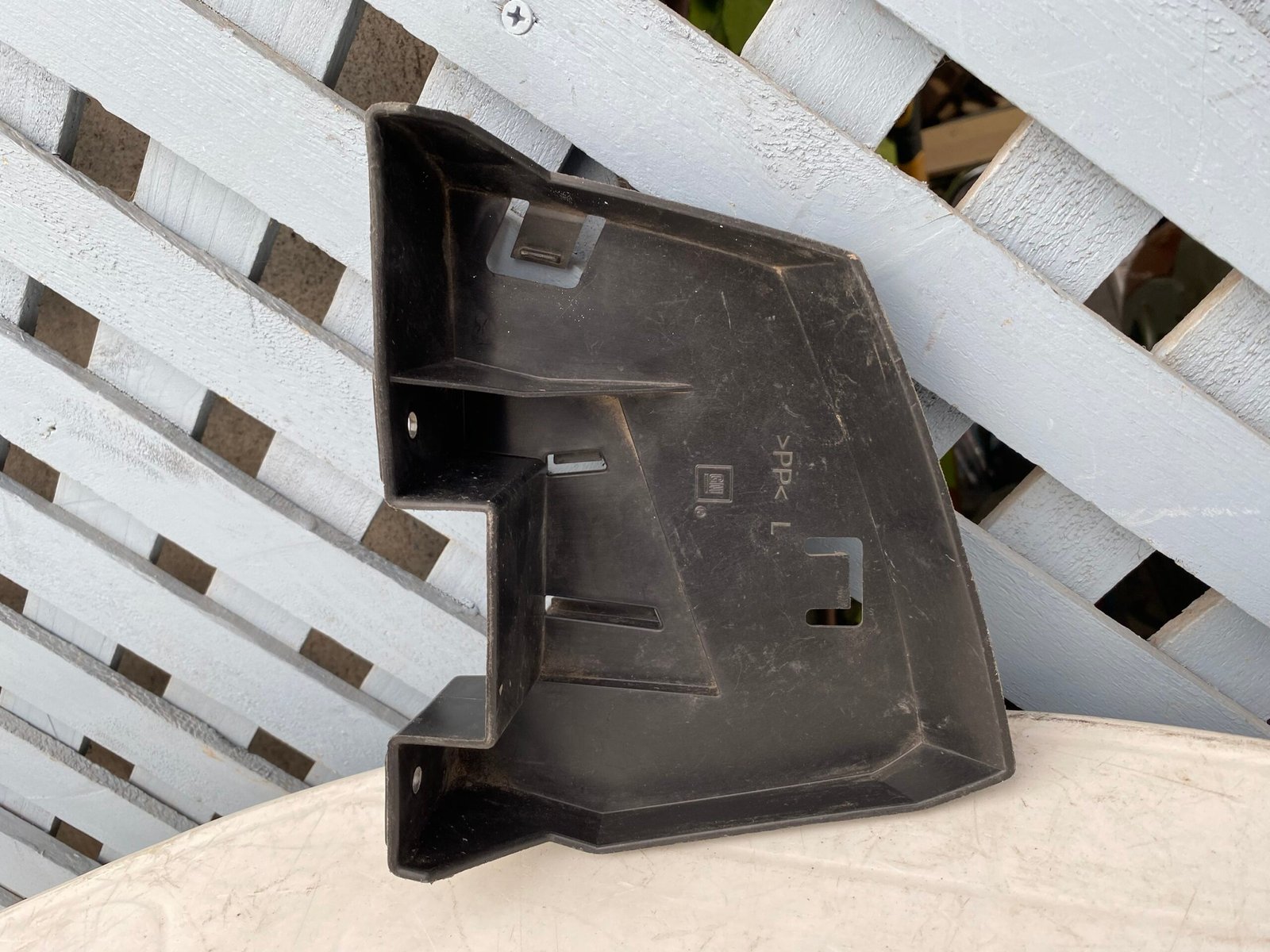 Soporte de luz trasera izquierda Chevrolet Tahoe 2015 - 2020 - Imagen 3