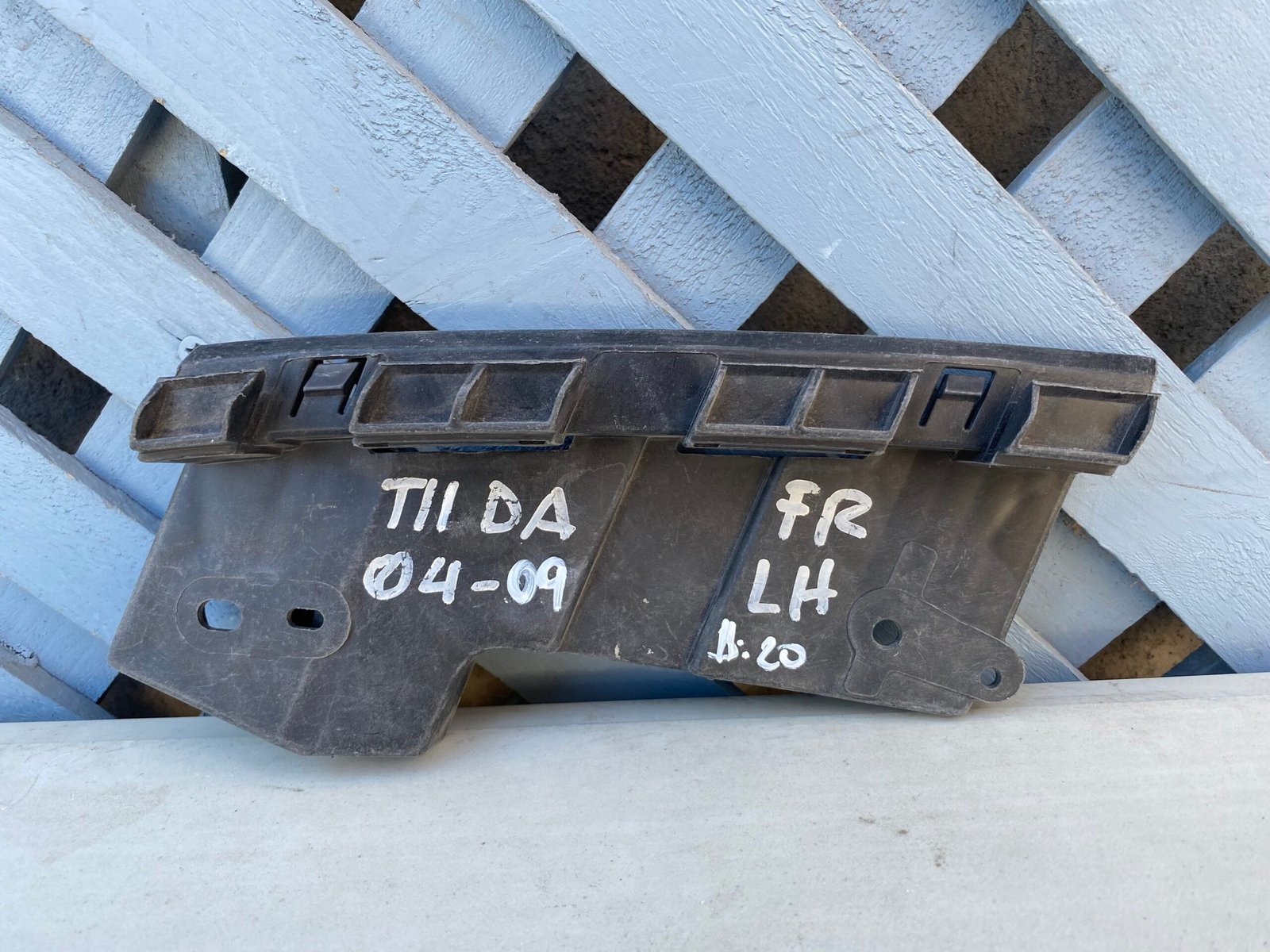 Mensula bajo óptico izquierdo Nissan Tiida 2006 - 2018