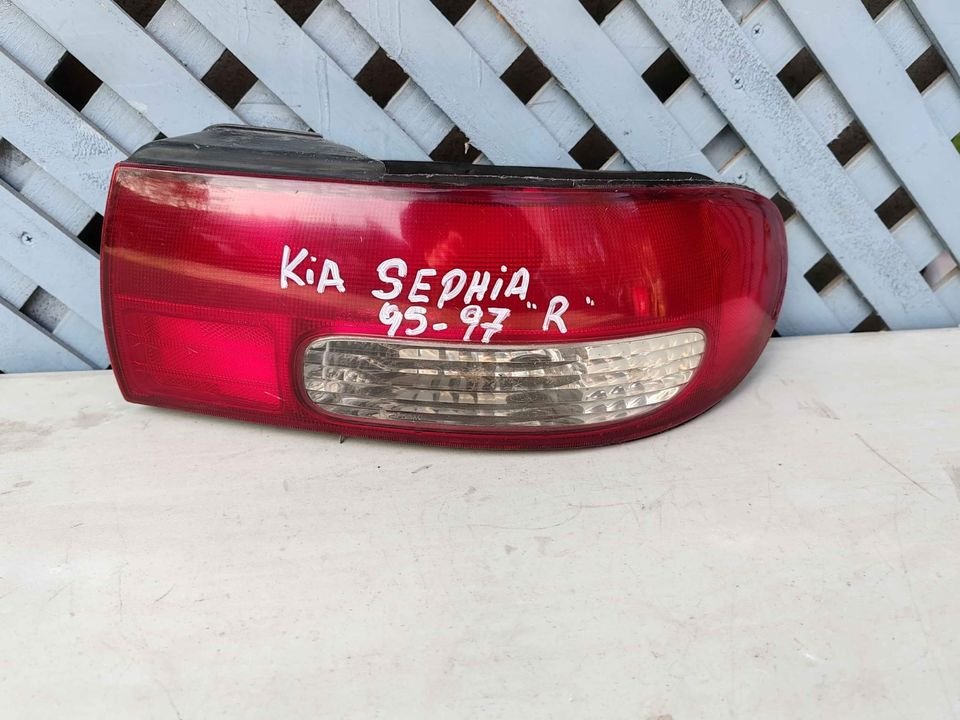 Foco trasero derecho Kia Sephia 1995 - 1997