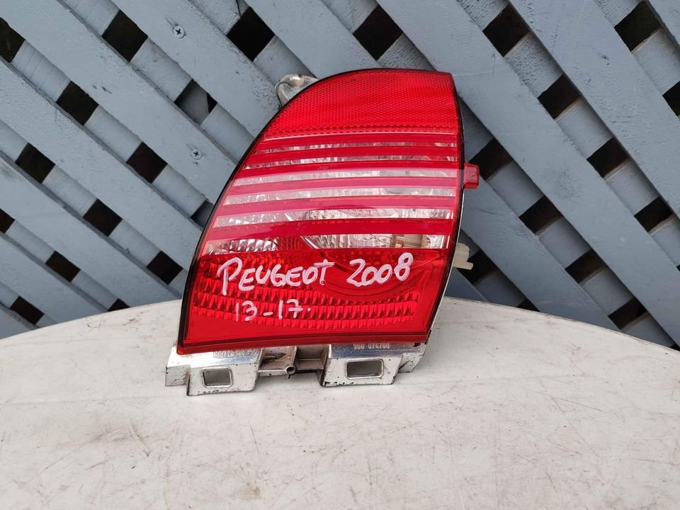 Foco trasero izquierdo de parachoque Peugeot 2008 2013 / 2019