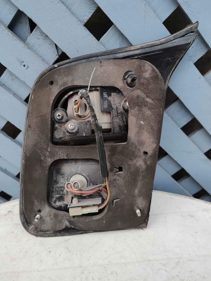 Foco trasero izquierdo de portalón Subaru Forester 2000 - 2002 - Imagen 4