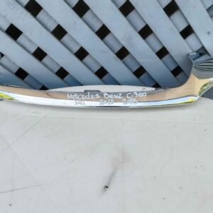 Moldura cromada derecha de parachoque Mercedes Benz C300 2015 - 2018