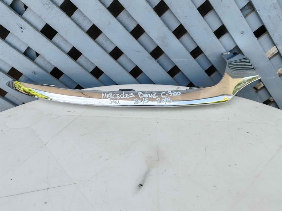 Moldura cromada derecha de parachoque Mercedes Benz C300 2015 - 2018