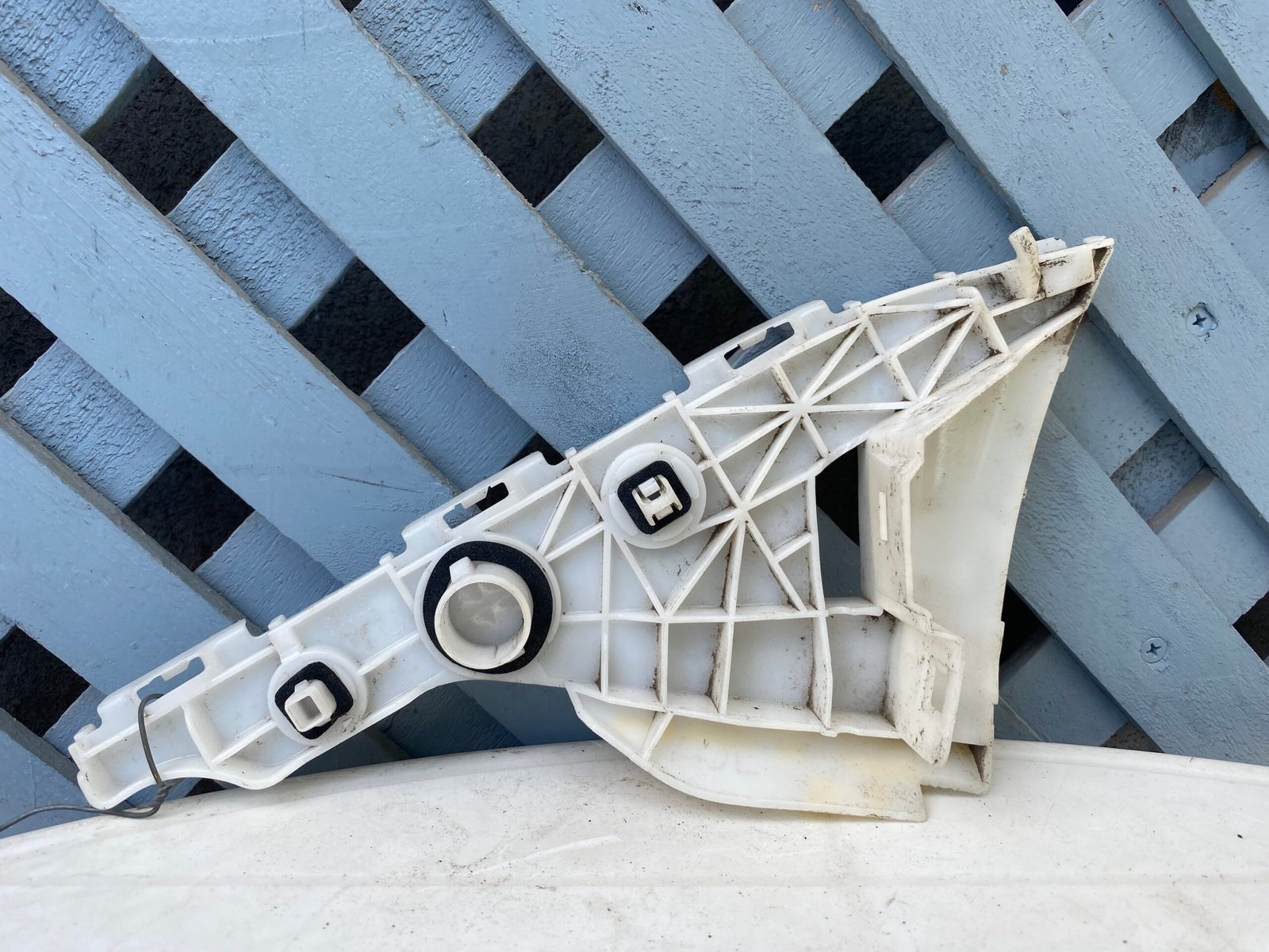 Mensula trasera izquierda Toyota Yaris sedan 2006 - 2013 - Imagen 2