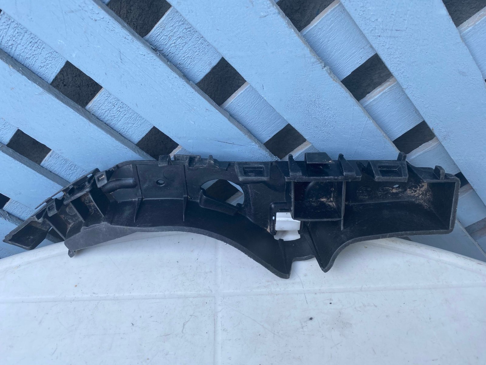 Mensula delantera derecha Chevrolet Captiva 2011 - 2015 - Imagen 2