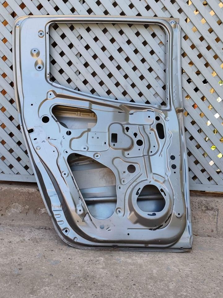 Puerta trasera izquierda Mitsubishi L200 2016 - 2018 - Imagen 8