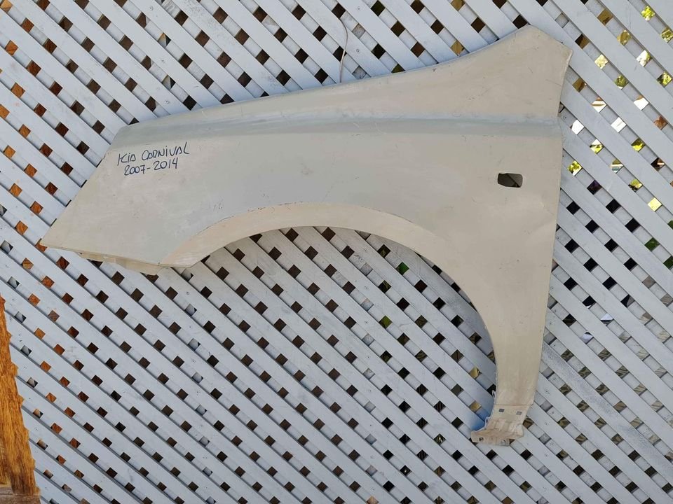 Tapaba izquierdo Kia Carnival 2007 - 2014