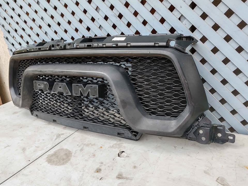 Máscara Dodge RAM 1500 Rebel Sport 2020 - 2023 - Imagen 3
