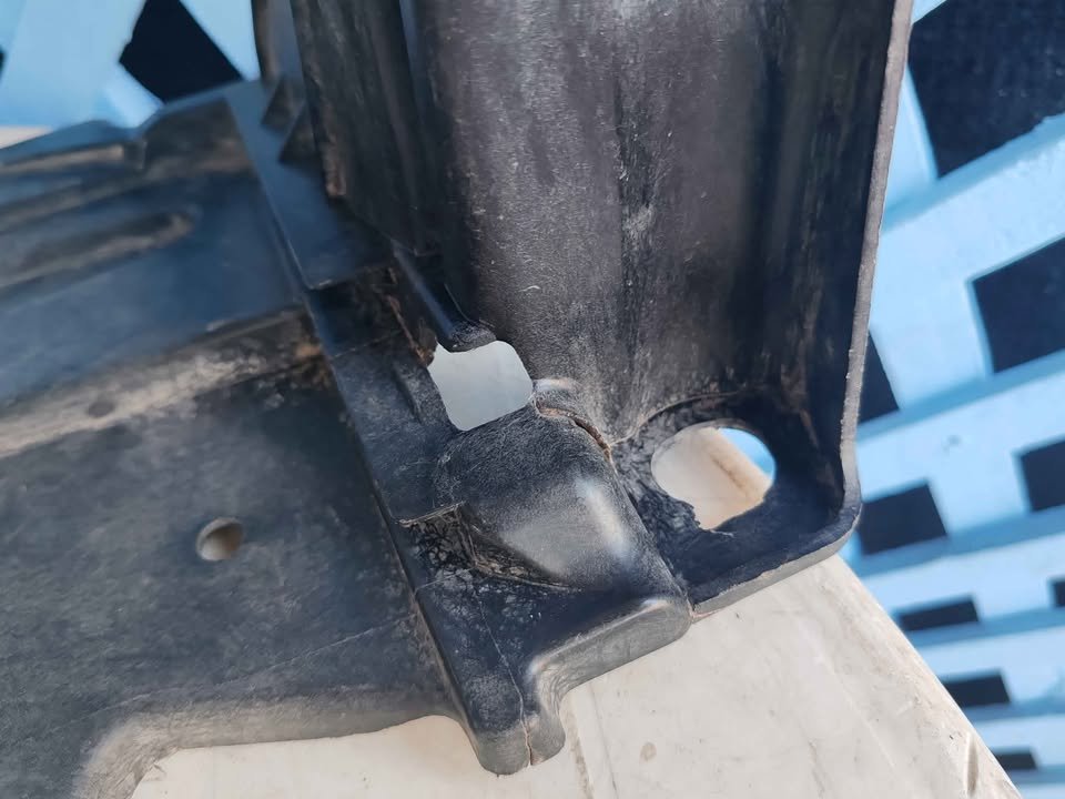 Mensula inferior de óptico derecho Renault Megane 3 2010 - 2012 - Imagen 3