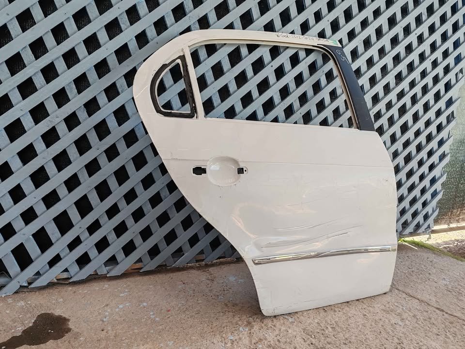 Puerta trasera derecha Volkswagen Gol 2013 - 2024 - Imagen 3
