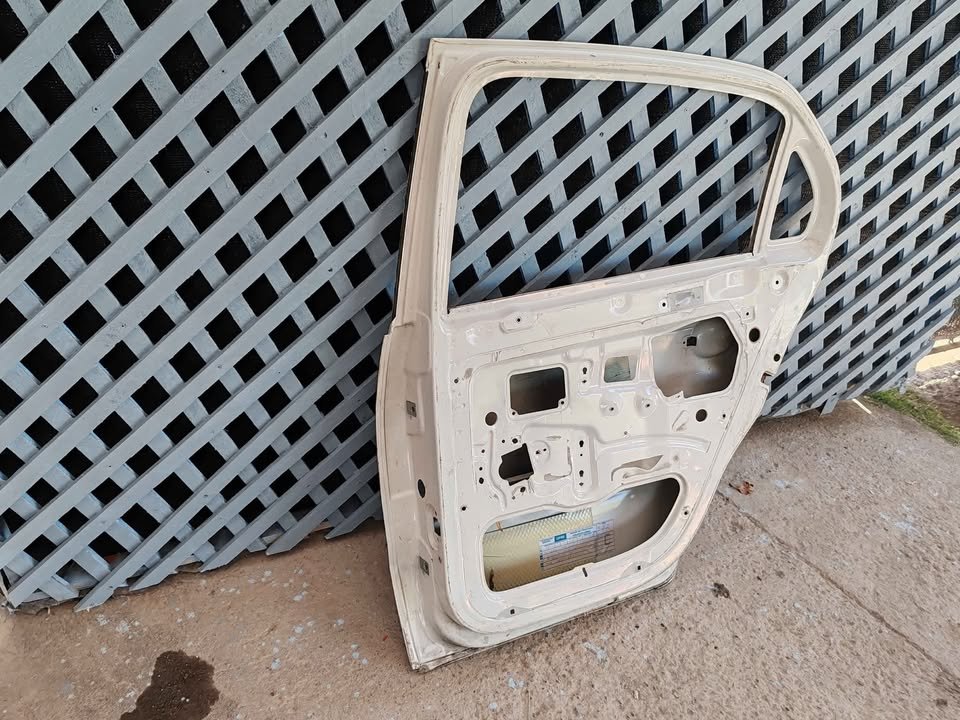 Puerta trasera derecha Volkswagen Gol 2013 - 2024 - Imagen 7