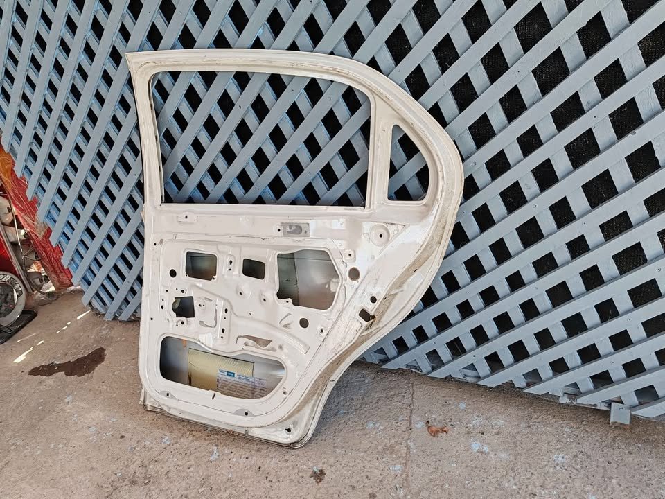 Puerta trasera derecha Volkswagen Gol 2013 - 2024 - Imagen 8