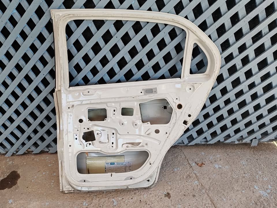 Puerta trasera derecha Volkswagen Gol 2013 - 2024 - Imagen 9