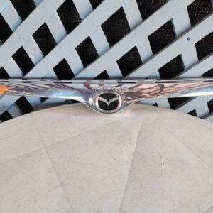 Bisel cromado de máscara Mazda 323 1998 - 2000