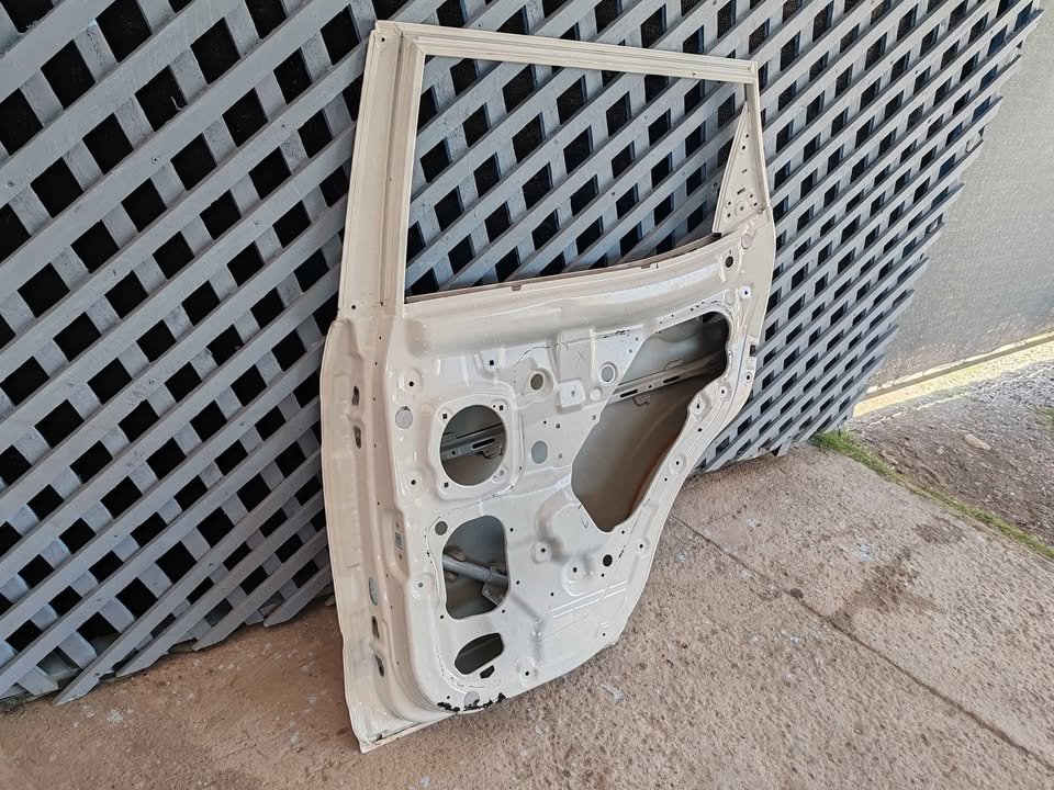 Puerta trasera derecha Mahindra XUV 300 2023 - 2025 - Imagen 7