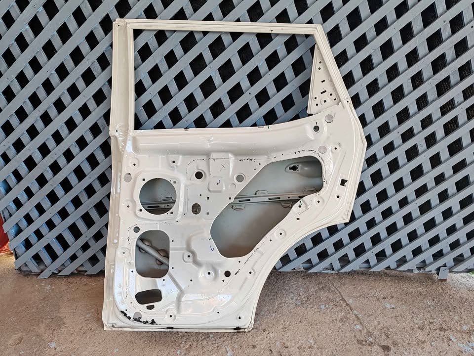 Puerta trasera derecha Mahindra XUV 300 2023 - 2025 - Imagen 9