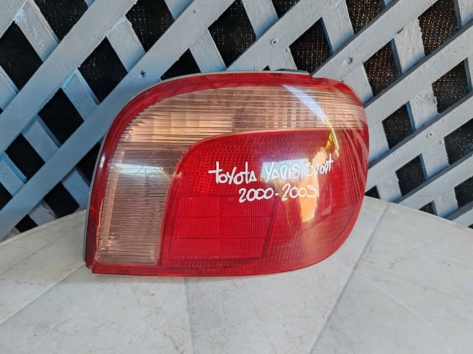 Foco trasero derecho Toyota Yaris Sport 2000 - 2003