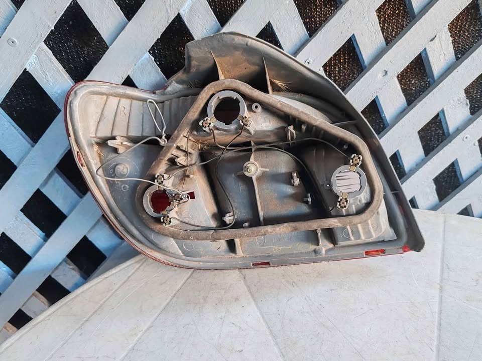 Foco trasero derecho Toyota Yaris Sport 2000 - 2003 - Imagen 7