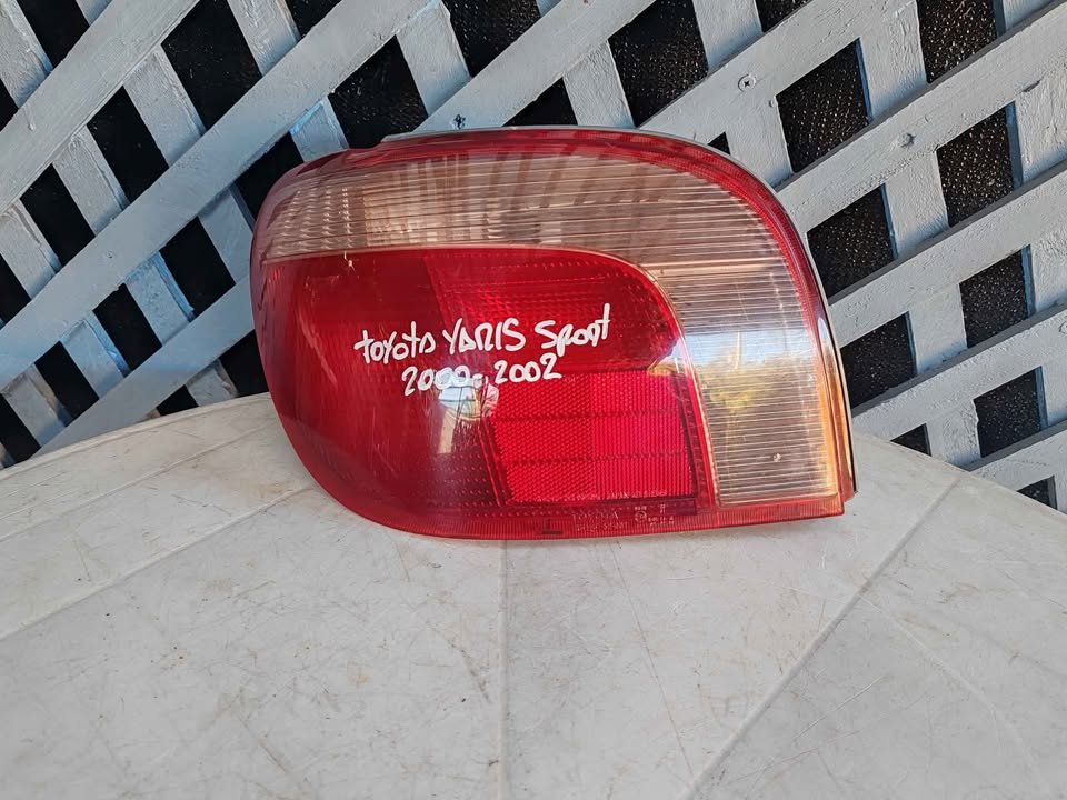 Foco trasero izquierdo Toyota Yaris Sport 2000 - 2003