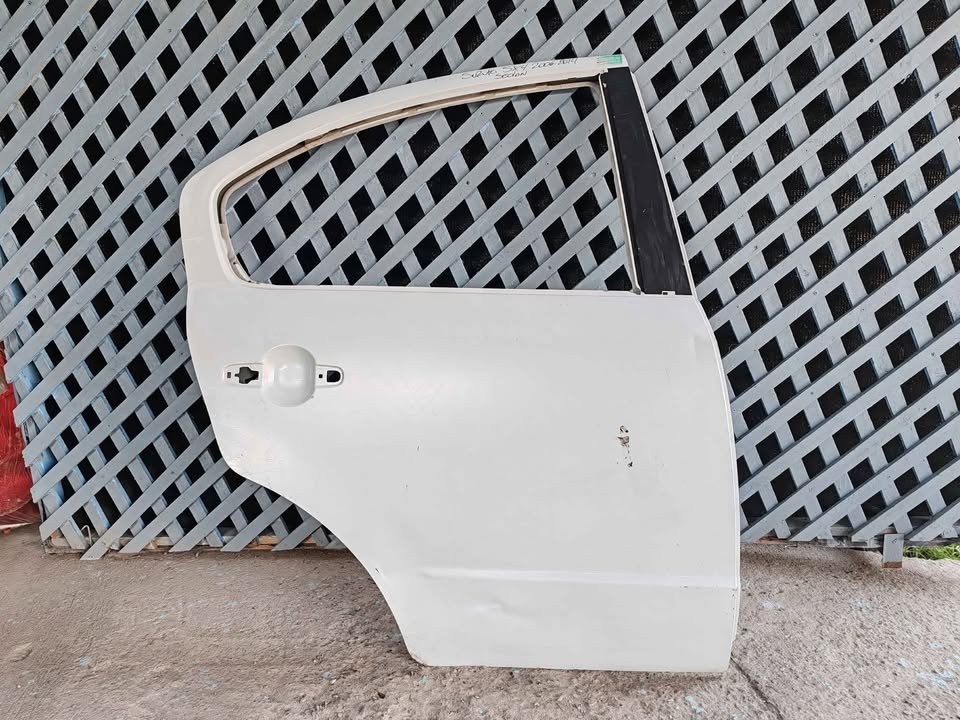 Puerta trasera derecha Suzuki SX4 sedan 2006 - 2014