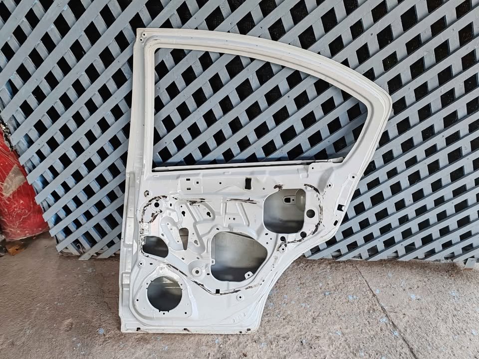 Puerta trasera derecha Suzuki SX4 sedan 2006 - 2014 - Imagen 8