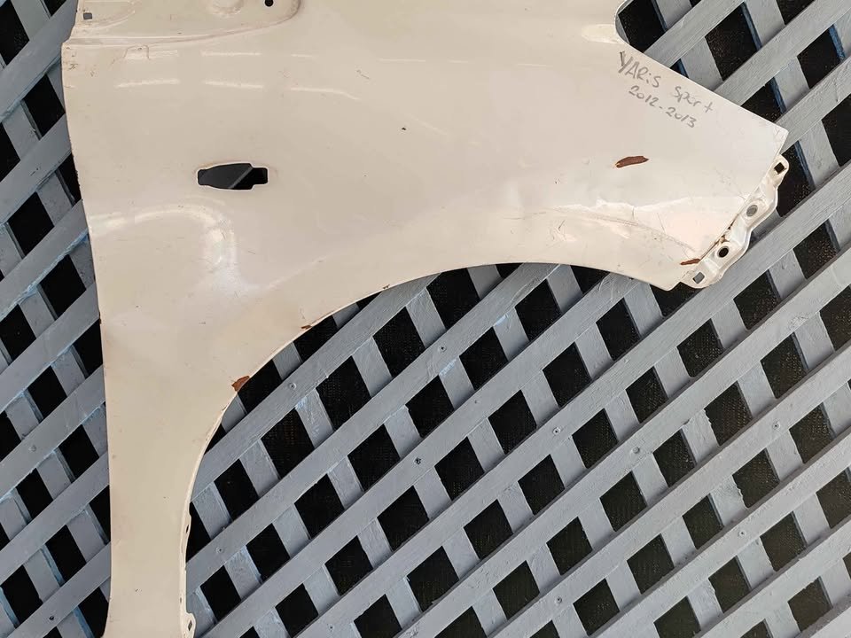 Tapabarro derecho Toyota Yaris Sport 2012 - 2013 - Imagen 5
