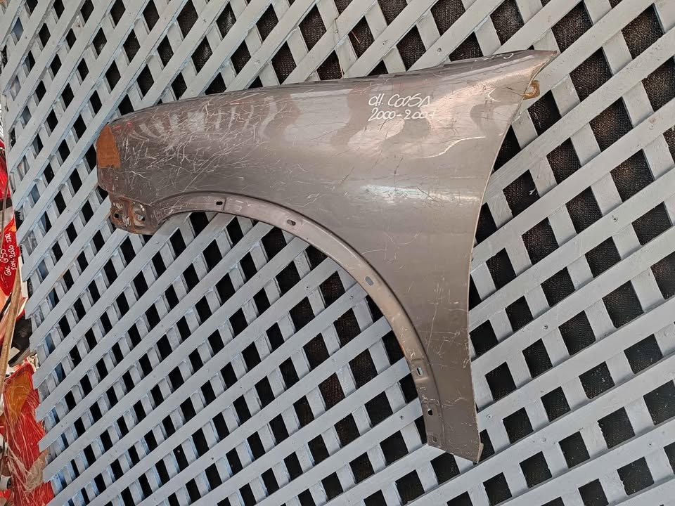 Tapabarro izquierdo Chevrolet Corsa 2000 - 2008. - Imagen 3