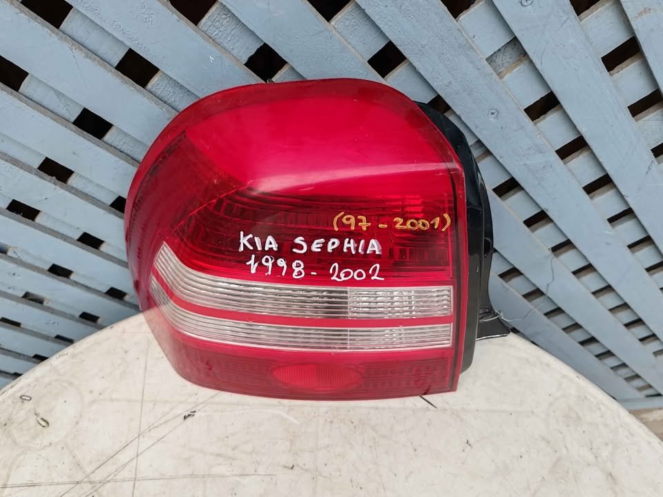 Foco trasero izquierdo Kia Sephia 1998 - 2002 - Imagen 2