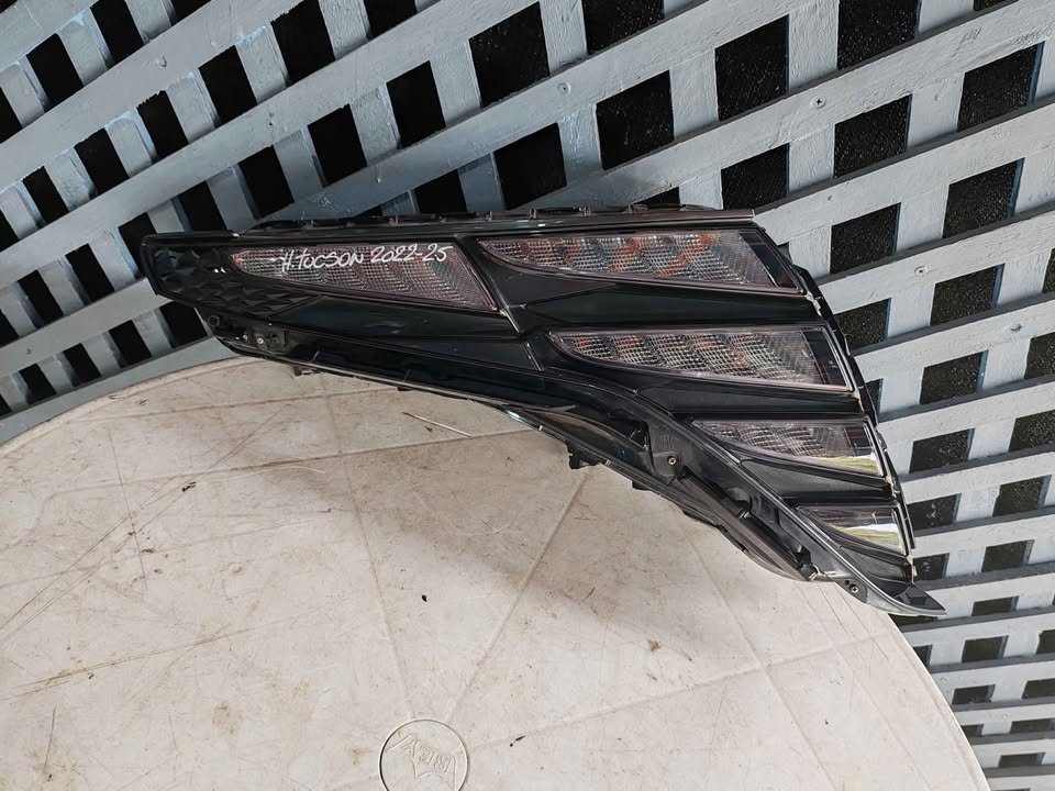Óptico derecho Hyundai Tucson 2022 - 2025 (fondo blanco)
