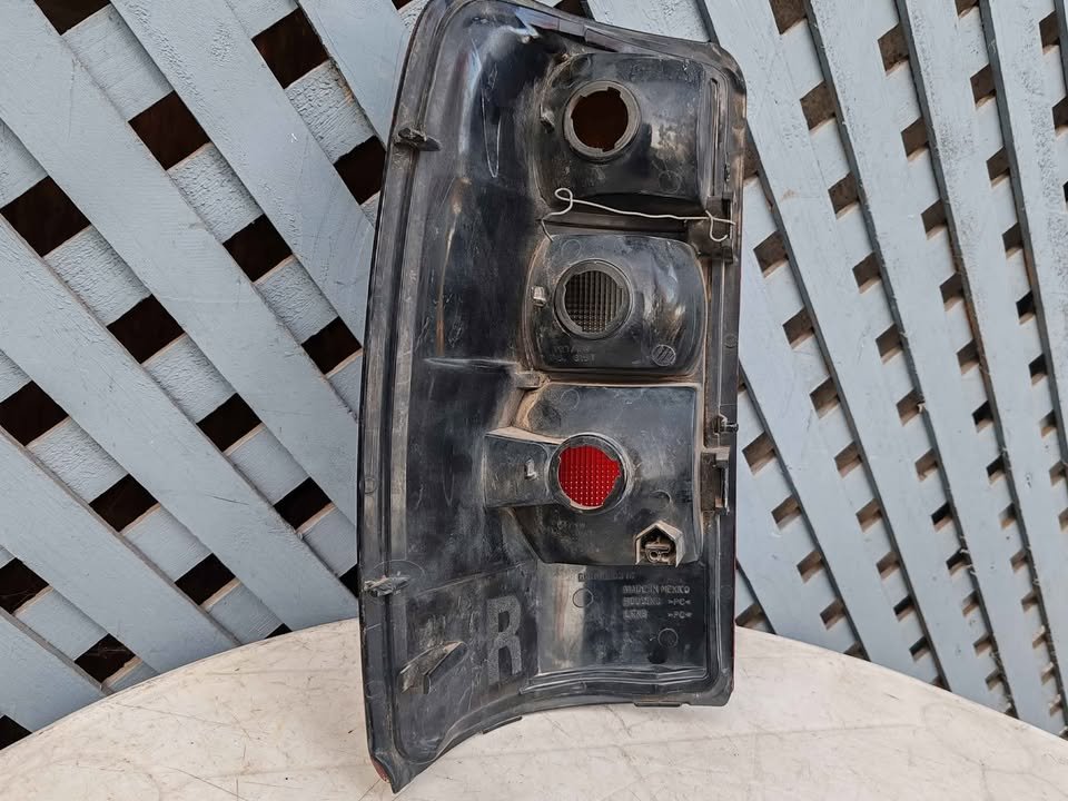 Foco trasero derecho Chevrolet Tahoe 2000 - 2006 - Imagen 4