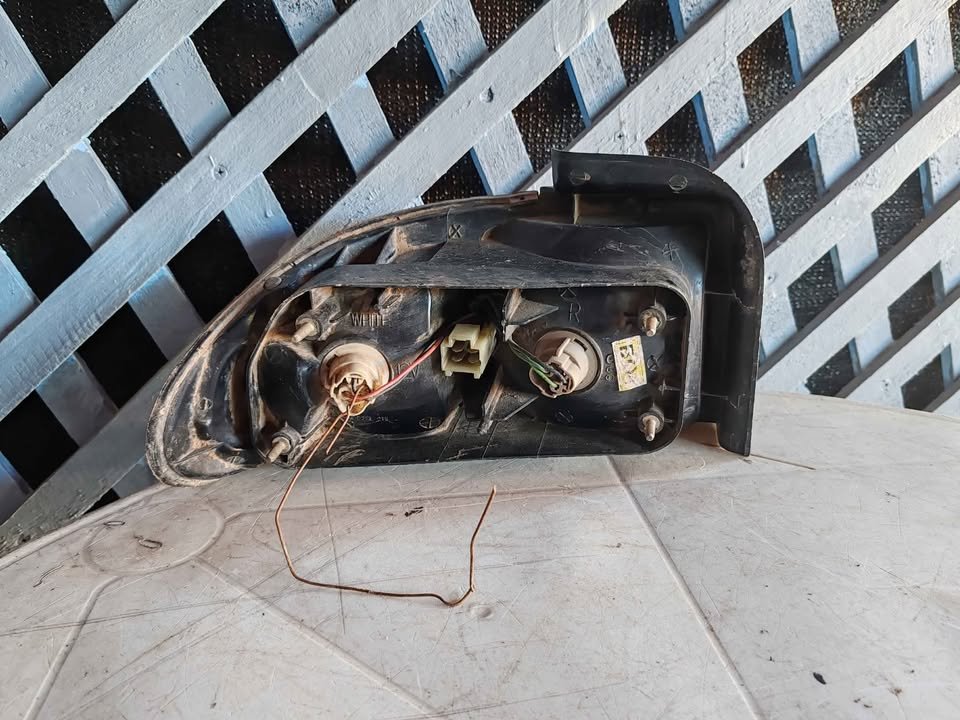 Foco trasero derecho Hyundai Sonata 1993 - 1996 - Imagen 5
