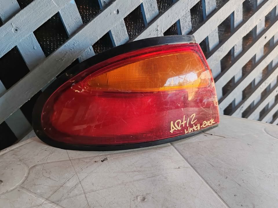 Foco trasero izquierdo Mazda Artis HB 1996 - 1999 - Imagen 2
