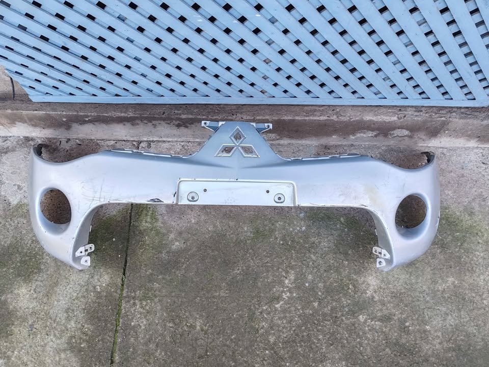 Parachoque delantero Mitsubishi L200 2007 - 2010