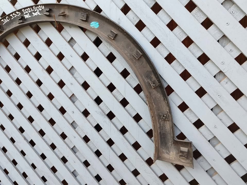 Moldura delantera derecha JAC JS3 2021 - 2024 - Imagen 5